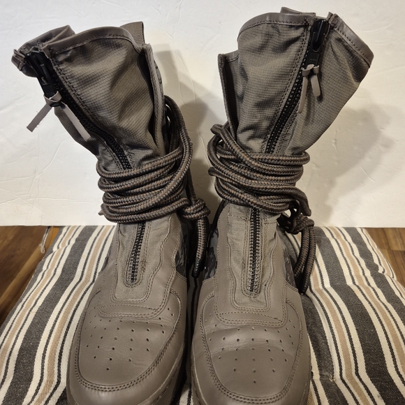 Nike Men's Gray Tactical Boots - Picture 4 of 10